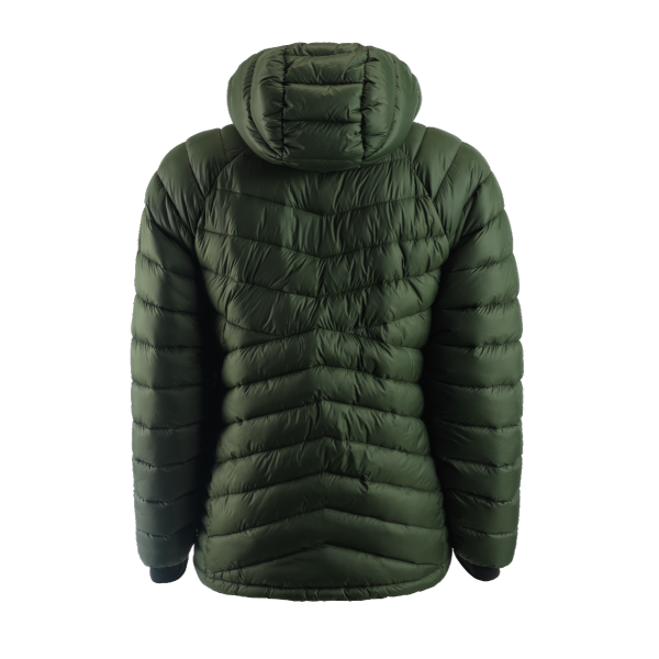 Jakna ELAN PADDED nudi toploto in stil v hladnih dneh. Izdelana iz recikliranega najlona in vodoodbojnega materiala, omogoča svobodo gibanja in udobje. Odlična izbira za aktivnosti na prostem!