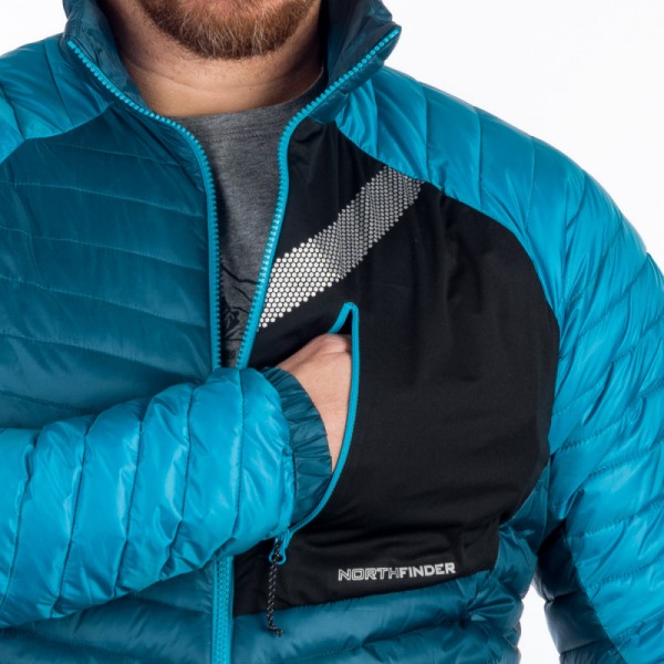 Lahka univerzalna izolacijska jakna brez kapuce je primerna za hladno vreme jeseni, zime in pomladi. Vodoodbojna obdelava DWR ščiti tudi v rahlo vlažnem okolju, sama jakna pa je bolj primerna za suho hladno vreme.