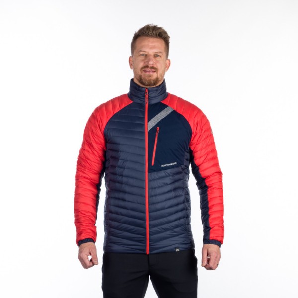 Lahka univerzalna izolacijska jakna brez kapuce je primerna za hladno vreme jeseni, zime in pomladi. Vodoodbojna obdelava DWR ščiti tudi v rahlo vlažnem okolju, sama jakna pa je bolj primerna za suho hladno vreme.