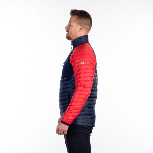 Lahka univerzalna izolacijska jakna brez kapuce je primerna za hladno vreme jeseni, zime in pomladi. Vodoodbojna obdelava DWR ščiti tudi v rahlo vlažnem okolju, sama jakna pa je bolj primerna za suho hladno vreme.