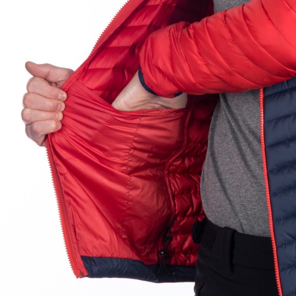 Lahka univerzalna izolacijska jakna brez kapuce je primerna za hladno vreme jeseni, zime in pomladi. Vodoodbojna obdelava DWR ščiti tudi v rahlo vlažnem okolju, sama jakna pa je bolj primerna za suho hladno vreme.