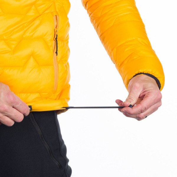 V hladnih mesecih se ogrejte z našo moško toplo jakno. Ta jakna je zasnovana za maksimalno zaščito in udobje v vsakem vremenu. Rumene barve.