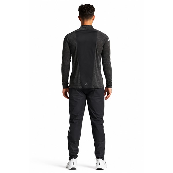 Originalna moška funkcionalna tekaška majica CRAFT ADV Wool LS Tee 3 M Black/Melange v črni melanž barvi. Izdelana iz 80 % recikliranega poliestra in 20 % merino volne. Mehka funkcionalna jersey tkanina zagotavlja prijetno toplotno udobje in učinkovito odvajanje vlage. Visok ovratnik z zadrgo omogoča prilagajanje prezračevanja, mrežasti panel na hrbtu izboljšuje pretok zraka, odsevni detajli na rokavih in oprijemala za palec pa zagotavljajo dodatno praktičnost pri teku v hladnejšem vremenu.