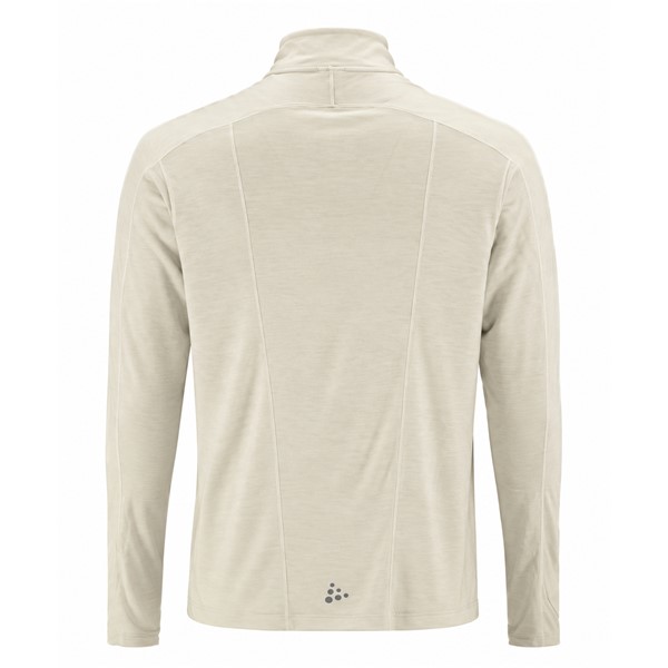 Originalna moška funkcionalna tekaška majica CRAFT ADV Wool LS Tee 3 M Cloud/Melange v svetlo sivi melanž barvi. Izdelana iz 80 % recikliranega poliestra in 20 % merino volne. Mehka funkcionalna jersey tkanina zagotavlja prijetno toplotno udobje in učinkovito odvajanje vlage. Visok ovratnik z zadrgo omogoča prilagajanje prezračevanja, mrežasti panel na hrbtu izboljšuje pretok zraka, odsevni detajli na rokavih in oprijemala za palec pa zagotavljajo dodatno praktičnost pri teku v hladnejšem vremenu.