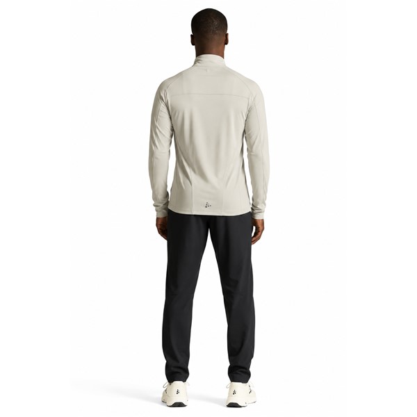 Originalna moška funkcionalna tekaška majica CRAFT ADV Wool LS Tee 3 M Cloud/Melange v svetlo sivi melanž barvi. Izdelana iz 80 % recikliranega poliestra in 20 % merino volne. Mehka funkcionalna jersey tkanina zagotavlja prijetno toplotno udobje in učinkovito odvajanje vlage. Visok ovratnik z zadrgo omogoča prilagajanje prezračevanja, mrežasti panel na hrbtu izboljšuje pretok zraka, odsevni detajli na rokavih in oprijemala za palec pa zagotavljajo dodatno praktičnost pri teku v hladnejšem vremenu.