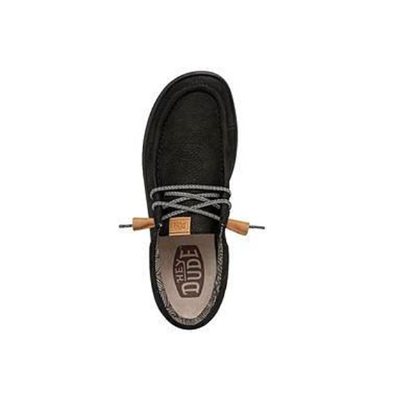 Moška obutev HEYDUDE WALLY GRIP CRAFT LEATHER 40175 prikazuje eleganten slip-on model iz kakovostnega usnja, ki združuje prefinjen videz in vsakodnevno udobje. Usnjen zgornji del daje obutvi urejen, bolj klasičen značaj, hkrati pa ohranja sproščen HEYDUDE stil. Elastične vezalke omogočajo hitro obuvanje in dobro prileganje stopalu.