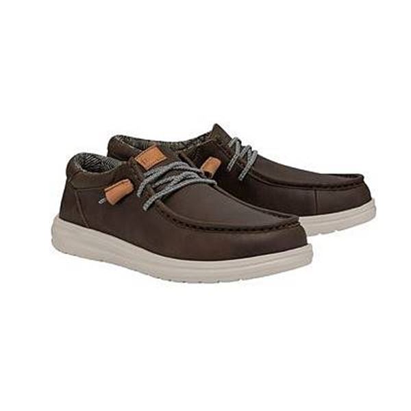 Moška obutev HEYDUDE WALLY GRIP CRAFT LEATHER 40175 prikazuje eleganten in hkrati sproščen slip-on model iz kakovostnega usnja. Usnjen zgornji del daje obutvi prefinjen videz, ki se lepo dopolnjuje z minimalističnim dizajnom za vsakodnevno nošenje. Elastične vezalke omogočajo enostavno obuvanje, medtem ko mehka notranjost zagotavlja udobje skozi ves dan.