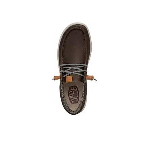 Moška obutev HEYDUDE WALLY GRIP CRAFT LEATHER 40175 prikazuje eleganten in hkrati sproščen slip-on model iz kakovostnega usnja. Usnjen zgornji del daje obutvi prefinjen videz, ki se lepo dopolnjuje z minimalističnim dizajnom za vsakodnevno nošenje. Elastične vezalke omogočajo enostavno obuvanje, medtem ko mehka notranjost zagotavlja udobje skozi ves dan.