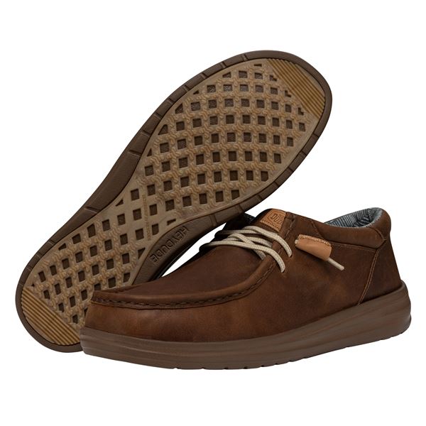 Moška obutev HEYDUDE WALLY GRIP CRAFT LEATHER 40175 prikazuje eleganten slip-on model iz kakovostnega usnja, ki združuje urejen videz in značilno HEYDUDE udobje. Usnjen zgornji del daje obutvi prefinjen in vsestranski značaj, primeren tako za vsakodnevno rabo kot tudi za bolj urejene priložnosti. Elastične vezalke omogočajo enostavno obuvanje in dobro prileganje stopalu.