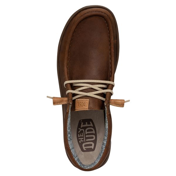 Moška obutev HEYDUDE WALLY GRIP CRAFT LEATHER 40175 prikazuje eleganten slip-on model iz kakovostnega usnja, ki združuje urejen videz in značilno HEYDUDE udobje. Usnjen zgornji del daje obutvi prefinjen in vsestranski značaj, primeren tako za vsakodnevno rabo kot tudi za bolj urejene priložnosti. Elastične vezalke omogočajo enostavno obuvanje in dobro prileganje stopalu.