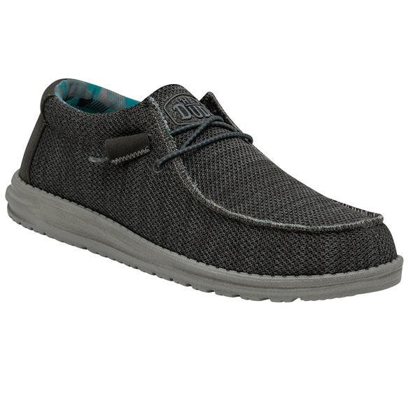 Moška obutev HEYDUDE WALLY SOX 40019 prikazuje sodoben in izjemno lahek “sock” model superg, ki se udobno prilagodi stopalu. Raztegljiv tekstilni zgornji del omogoča mehak občutek, dobro zračnost in enostavno obuvanje brez vezalk. Minimalističen športno-casual dizajn poudarja vsestranskost modela za vsakodnevno uporabo