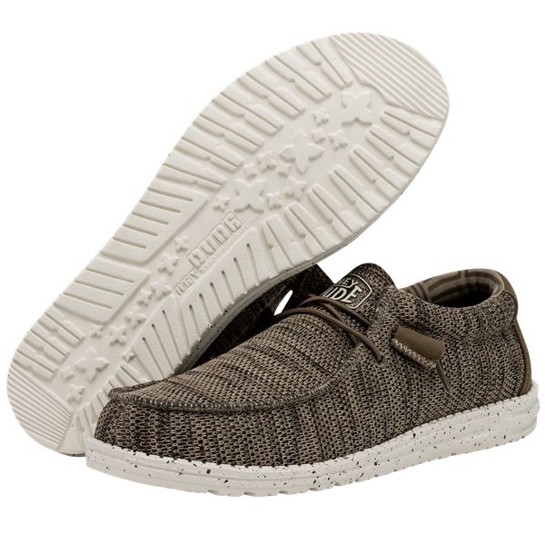 Moška obutev HEYDUDE WALLY SOX 40019 prikazuje izjemno lahek “sock” model superg, ki se tesno in udobno prilega stopalu. Raztegljiv zgornji del iz tekstilnega materiala omogoča občutek nogavice ter dobro zračnost pri nošenju. Minimalističen dizajn poudarja sproščen, sodoben videz, ki je primeren za vsakodnevne kombinacije.