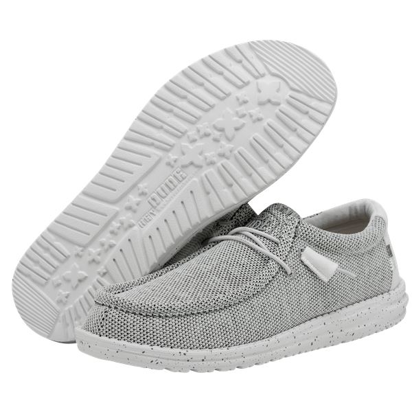 Moška obutev HEYDUDE WALLY SOX 40019 prikazuje lahek in sodoben “sock” model superg, ki se popolnoma prilagodi stopalu. Raztegljiv tekstilni zgornji del omogoča udobno prileganje, dobro zračnost in občutek nošenja nogavice. Minimalističen dizajn poudarja sproščen, športno-casual videz, primeren za vsakodnevne kombinacije.