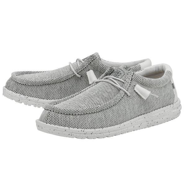 Moška obutev HEYDUDE WALLY SOX 40019 prikazuje lahek in sodoben “sock” model superg, ki se popolnoma prilagodi stopalu. Raztegljiv tekstilni zgornji del omogoča udobno prileganje, dobro zračnost in občutek nošenja nogavice. Minimalističen dizajn poudarja sproščen, športno-casual videz, primeren za vsakodnevne kombinacije.