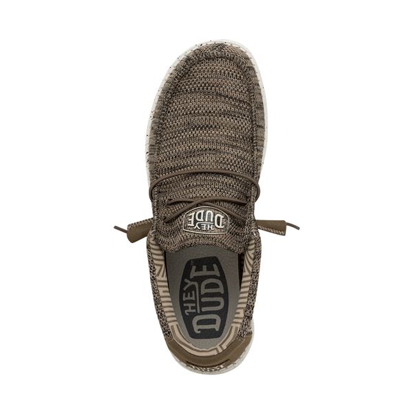 Moška obutev HEYDUDE WALLY SOX 40019 prikazuje izjemno lahek “sock” model superg, ki se tesno in udobno prilega stopalu. Raztegljiv zgornji del iz tekstilnega materiala omogoča občutek nogavice ter dobro zračnost pri nošenju. Minimalističen dizajn poudarja sproščen, sodoben videz, ki je primeren za vsakodnevne kombinacije.