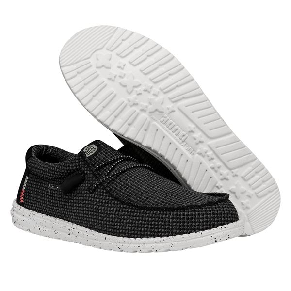 Moška obutev HEYDUDE WALLY SPORT MESH 40403 prikazuje lahek in športno zasnovan model superg z zračnim mesh zgornjim delom. Mrežasti material omogoča odlično zračnost, kar zagotavlja svež občutek tudi pri daljši uporabi. Minimalističen športni dizajn poudarja vsestranskost in enostavno kombiniranje z vsakodnevnimi in športnimi oblačili. Mehka konstrukcija omogoča udobno prileganje stopalu, lahek podplat pa nudi dobro blaženje in stabilnost pri hoji, zato je model primeren za prosti čas.