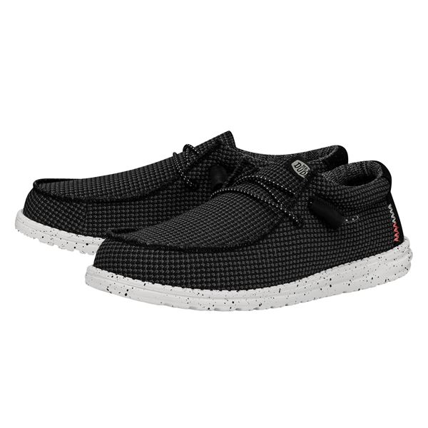 Moška obutev HEYDUDE WALLY SPORT MESH 40403 prikazuje lahek in športno zasnovan model superg z zračnim mesh zgornjim delom. Mrežasti material omogoča odlično zračnost, kar zagotavlja svež občutek tudi pri daljši uporabi. Minimalističen športni dizajn poudarja vsestranskost in enostavno kombiniranje z vsakodnevnimi in športnimi oblačili. Mehka konstrukcija omogoča udobno prileganje stopalu, lahek podplat pa nudi dobro blaženje in stabilnost pri hoji, zato je model primeren za prosti čas.
