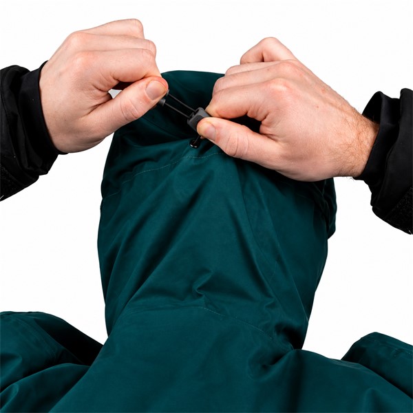 Men's ski jacket ELAN AREH PETROL in a contemporary petrol color. Two-layer construction with polyurethane membrane provides a water column of 20,000 mm and breathability of 20,000 g/m²/24 h. The jacket contains recycled synthetic insulation of 80 g/m² on the torso and 60 g/m² on the sleeves and hood. It is equipped with taped seams, waterproof zippers, underarm ventilation, a two-way adjustable hood for a ski helmet, a pocket for a ski pass, and internal snow protection.