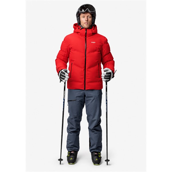 Moška smučarska jakna HALTI Nordic Arcty II Red v atraktivni rdeči barvi E65 Halti Red. Napredna brezšivno varjena izolacijska konstrukcija Microtherm Arcty, izolacija Microtherm Thermofill iz 100 % recikliranega poliestra ter vodoodporen material X-Welded zagotavljajo učinkovito zaščito pred mrazom in vlago. Jakna ima vodni stolpec 15.000 mm, zračnost 15.000 g/m²/24 h, snemljivo kapuco, prezračevalne odprtine, vodoodbojne zadrge in notranjo snežno zaščito.