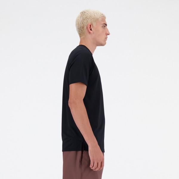 Moška športna majica New Balance Sport Essentials T-Shirt v črni barvi, lahka in zračna majica s kratkimi rokavi za trening in prosti čas.