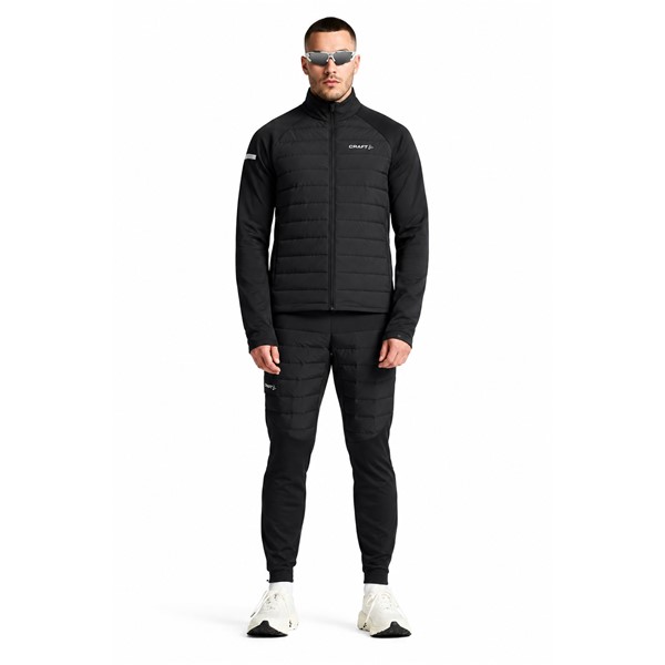 Originalna moška tekaška jakna CRAFT SubZ Jacket 4 M Black v črni barvi. Funkcionalna zimska jakna s trisl ojno protivetrno zaščito in lahko izolacijo spredaj, dvoslojno konstrukcijo z mrežasto podlogo na rokavih in hrbtu, perforiranimi prezračevalnimi območji, dvema žepoma s skritima zadrgama ter odsevnimi elementi. Primerna za zimski tek, intenzivne treninge in rekreacijo v hladnejšem vremenu.
