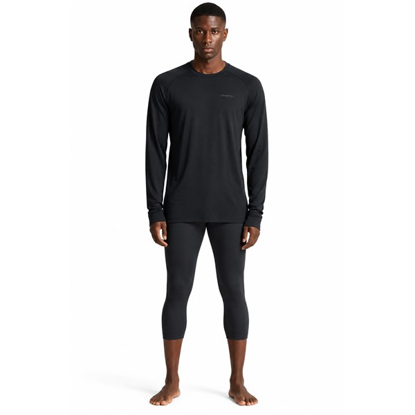 Originalne moške 3/4 funkcionalne pajkice CRAFT Active Comfort Knickers 2 M Black v črni barvi. Izdelane iz 75 % recikliranega poliamida in 25 % recikliranega poliestra. Mehka funkcionalna tkanina, prilagojena struktura Bodymapped, učinkovito odvajanje vlage, minimalno število šivov in ravni šivi Flatlock zagotavljajo udobje pri smučanju, pohodništvu, trekingu in drugih športnih aktivnostih.