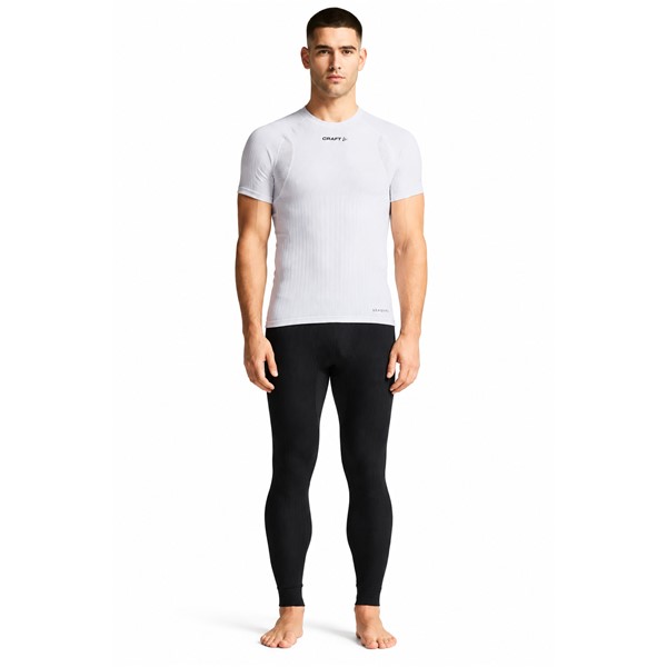 Originalne moške funkcionalne dolge pajkice CRAFT Active Extreme X Pants M Black v črni barvi. Visoko funkcionalen prvi sloj s tehnologijo Coolmax® Air, recikliranim poliestrom SEAQUAL™, posebno kanalsko pleteno strukturo, mrežastimi vložki v predelu mednožja in ravnimi šivi Flatlock. Gramatura 120 g/m². Primerne za tek, tek na smučeh, smučanje, kolesarjenje in intenzivne športne aktivnosti v hladnejšem vremenu.