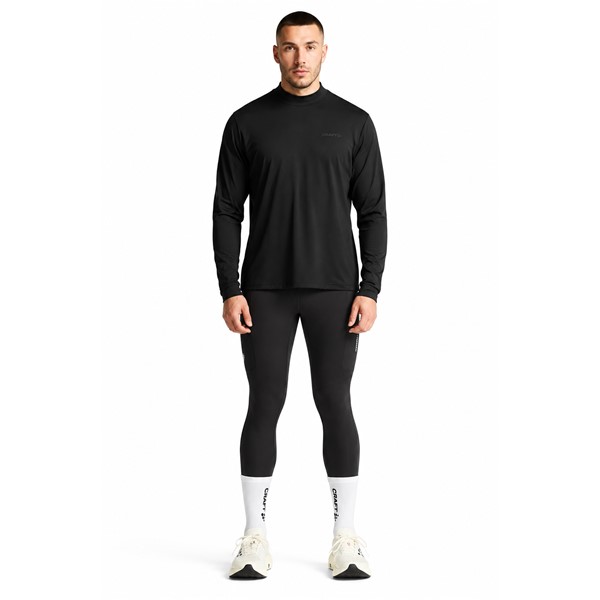 Originalne moške funkcionalne tekaške pajkice CRAFT ADV Essence Warm Tights 3 M Black v črni barvi. Mehka in raztegljiva jersey tkanina z rahlo krtačeno notranjostjo zagotavlja prijetno toplotno udobje med intenzivnimi treningi v hladnem vremenu. Izboljšana elastičnost, nastavljiva notranja vrvica v pasu, dva stranska žepa in odsevni detajli zagotavljajo dodatno funkcionalnost pri jesenskem in zimskem teku.