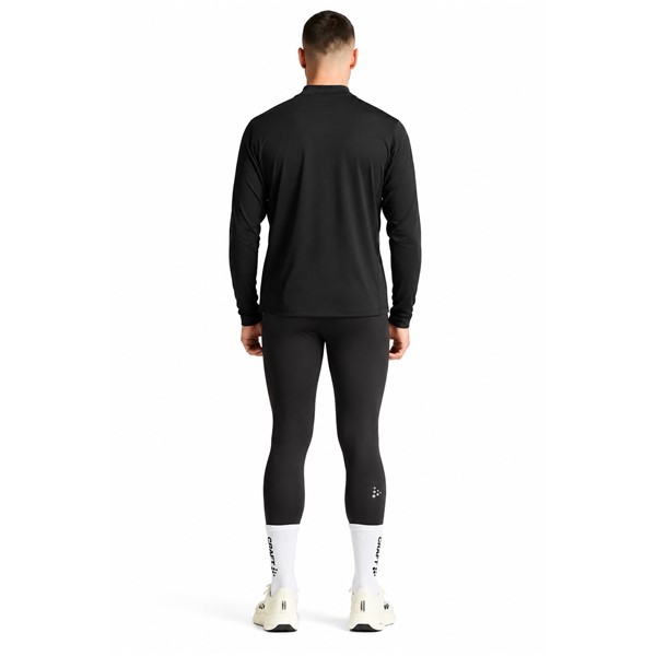 Originalne moške funkcionalne tekaške pajkice CRAFT ADV Essence Warm Tights 3 M Black v črni barvi. Mehka in raztegljiva jersey tkanina z rahlo krtačeno notranjostjo zagotavlja prijetno toplotno udobje med intenzivnimi treningi v hladnem vremenu. Izboljšana elastičnost, nastavljiva notranja vrvica v pasu, dva stranska žepa in odsevni detajli zagotavljajo dodatno funkcionalnost pri jesenskem in zimskem teku.