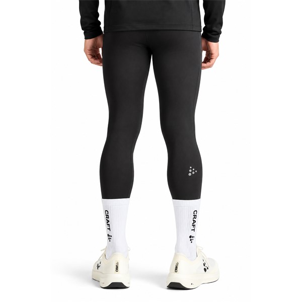 Originalne moške funkcionalne tekaške pajkice CRAFT ADV Essence Warm Tights 3 M Black v črni barvi. Mehka in raztegljiva jersey tkanina z rahlo krtačeno notranjostjo zagotavlja prijetno toplotno udobje med intenzivnimi treningi v hladnem vremenu. Izboljšana elastičnost, nastavljiva notranja vrvica v pasu, dva stranska žepa in odsevni detajli zagotavljajo dodatno funkcionalnost pri jesenskem in zimskem teku.