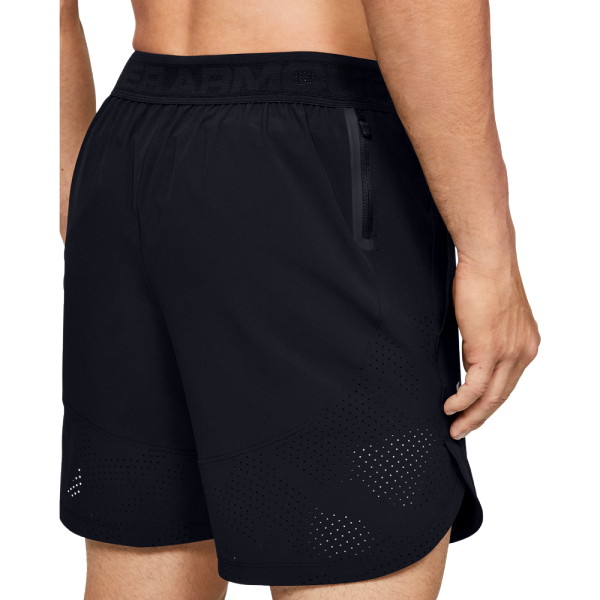 Moške kratke hlače Under Armour Stretch-Woven Shorts so zasnovane za optimalno udobje in svobodo gibanja. Izdelane iz elastičnega materiala, nudijo odlične lastnosti zračenja, kar je idealno za športne aktivnosti in prosti čas.