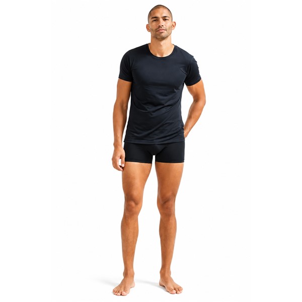 Originalne moške športne boksarice CRAFT Active Boxer 3-Inch 2-Pack M Black v črni barvi. Paket vsebuje dva kosa lahkih, zračnih in raztegljivih spodnjih hlač iz 87 % recikliranega poliestra in 13 % elastana. Funkcionalna konstrukcija učinkovito odvaja vlago in zagotavlja udobno prileganje med tekom, fitnesom, kolesarjenjem, pohodništvom ter vsakodnevno uporabo.