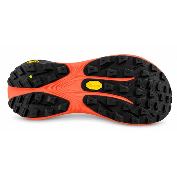 Moške trail superge TOPO VISTA YELLOW/ORANGE združujejo maksimalno blaženje ZipFoam™, zunanji podplat Vibram® Megagrip s 4 mm profiliranimi čepki, rocker geometrijo, 5 mm padec in anatomsko oblikovan sprednji del. Poseben vložek FKT Insole omogoča odziven občutek in hitrejše odtekanje vode, sistem za pritrditev gamaš pa zagotavlja dodatno praktičnost pri teku po zahtevnih naravnih terenih.