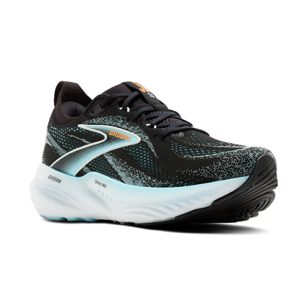 Prenovljeni model Glycerin ponuja DNA Tuned, našo novo blaženje, obogateno z dušikom v srednjem podplatu, ki zagotavlja mehke pristanke in odzivne odrivne korake pri vsakem koraku.