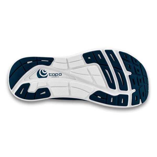 Zadnja posodobitev našega tekaškega copata Phantom 3  sedaj prinaša svojo najmehkejšo, najlažjo in najbolj odzivno izkušnjo doslej. Osvežen in poenostavljen zgornji del je izdelan iz posebnega materiala, ki vsebuje 30% recikliranih materialov.