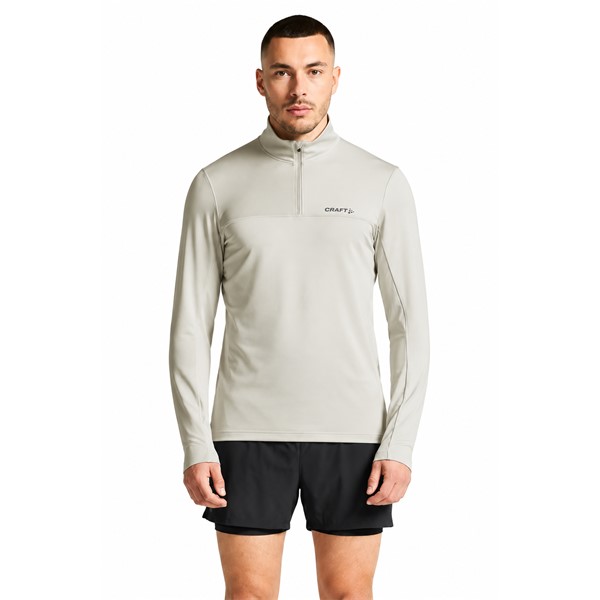Originalni moški funkcionalni midlayer CRAFT Core Gain Midlayer M Cloud v svetlo sivi barvi. Izdelan iz 88 % recikliranega poliestra in 12 % elastana. Mehka funkcionalna jersey tkanina z rahlo brušeno notranjostjo zagotavlja prijetno toplotno udobje, polovična zadrga omogoča prilagajanje zračenja, oprijet kroj Tight Fit pa udobno prileganje. Primeren za tek, pohodništvo, smučanje, treninge in vsakodnevno športno uporabo.