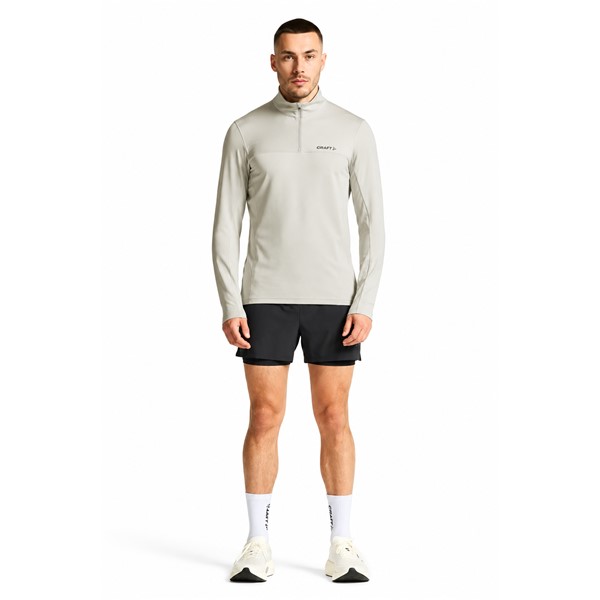 Originalni moški funkcionalni midlayer CRAFT Core Gain Midlayer M Cloud v svetlo sivi barvi. Izdelan iz 88 % recikliranega poliestra in 12 % elastana. Mehka funkcionalna jersey tkanina z rahlo brušeno notranjostjo zagotavlja prijetno toplotno udobje, polovična zadrga omogoča prilagajanje zračenja, oprijet kroj Tight Fit pa udobno prileganje. Primeren za tek, pohodništvo, smučanje, treninge in vsakodnevno športno uporabo.