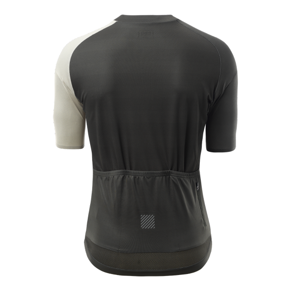 Pripravite se na popolno udobje in odličen videz na kolesu z Elanovo kolesarsko majico! Lahka in zračna tkanina odlično odvaja vlago, oprijet kroj in žepi z zadrgo pa zagotavljajo udobje in praktičnost.