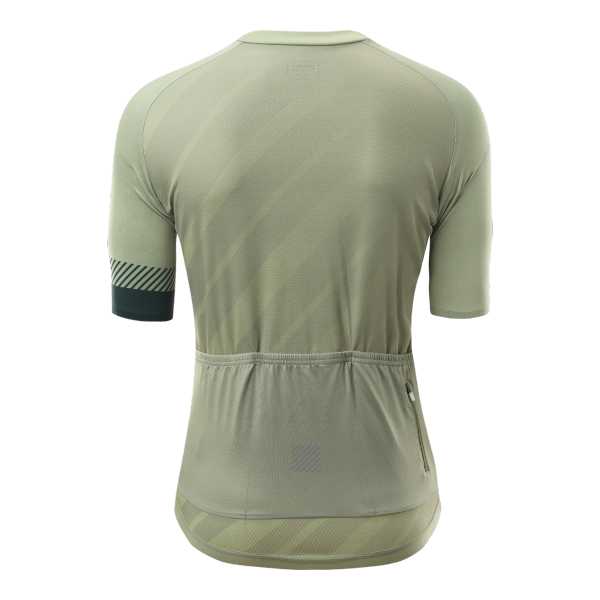 Pripravite se na popolno udobje in odličen videz na kolesu z Elanovo kolesarsko majico! Lahka in zračna tkanina odlično odvaja vlago, oprijet kroj in žepi z zadrgo pa zagotavljajo udobje in praktičnost.