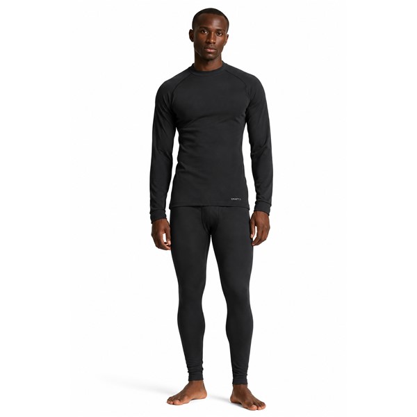 Originalni moški termo komplet CRAFT Thermal Baselayer Set 2 M Black v črni barvi. Vsebuje majico z dolgimi rokavi in dolge funkcionalne spodnje hlače iz 96 % recikliranega poliestra in 4 % elastana. Mehka jersey tkanina z brušeno notranjostjo, štirismerna raztegljivost in ravni šivi Flatlock zagotavljajo udobje med smučanjem, pohodništvom in drugimi zimskimi aktivnostmi.