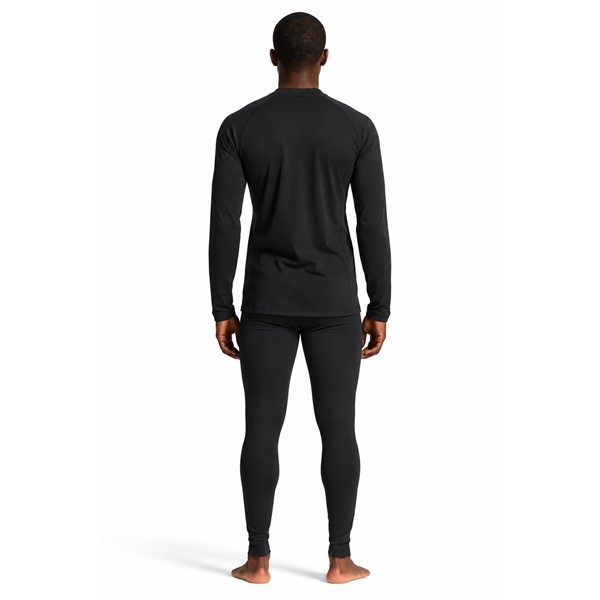 Originalni moški termo komplet CRAFT Thermal Baselayer Set 2 M Black v črni barvi. Vsebuje majico z dolgimi rokavi in dolge funkcionalne spodnje hlače iz 96 % recikliranega poliestra in 4 % elastana. Mehka jersey tkanina z brušeno notranjostjo, štirismerna raztegljivost in ravni šivi Flatlock zagotavljajo udobje med smučanjem, pohodništvom in drugimi zimskimi aktivnostmi.
