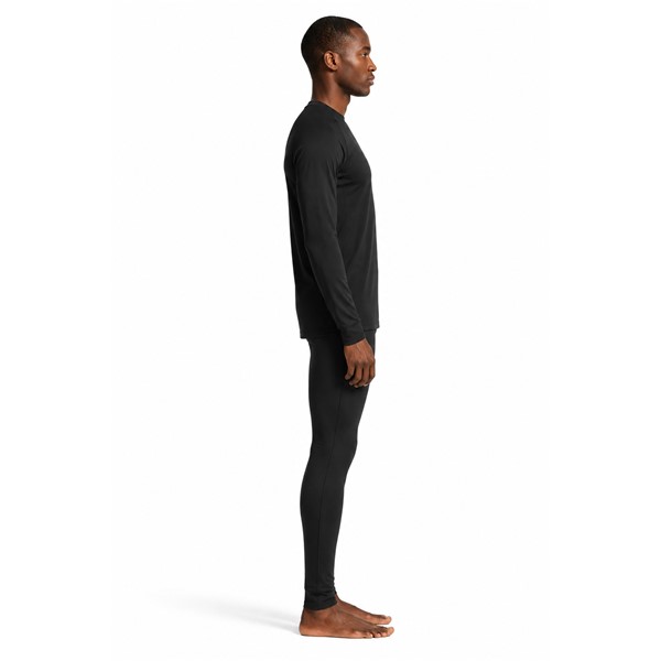 Originalni moški termo komplet CRAFT Thermal Baselayer Set 2 M Black v črni barvi. Vsebuje majico z dolgimi rokavi in dolge funkcionalne spodnje hlače iz 96 % recikliranega poliestra in 4 % elastana. Mehka jersey tkanina z brušeno notranjostjo, štirismerna raztegljivost in ravni šivi Flatlock zagotavljajo udobje med smučanjem, pohodništvom in drugimi zimskimi aktivnostmi.