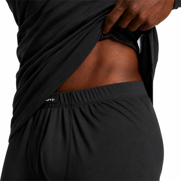 Originalni moški termo komplet CRAFT Thermal Baselayer Set 2 M Black v črni barvi. Vsebuje majico z dolgimi rokavi in dolge funkcionalne spodnje hlače iz 96 % recikliranega poliestra in 4 % elastana. Mehka jersey tkanina z brušeno notranjostjo, štirismerna raztegljivost in ravni šivi Flatlock zagotavljajo udobje med smučanjem, pohodništvom in drugimi zimskimi aktivnostmi.