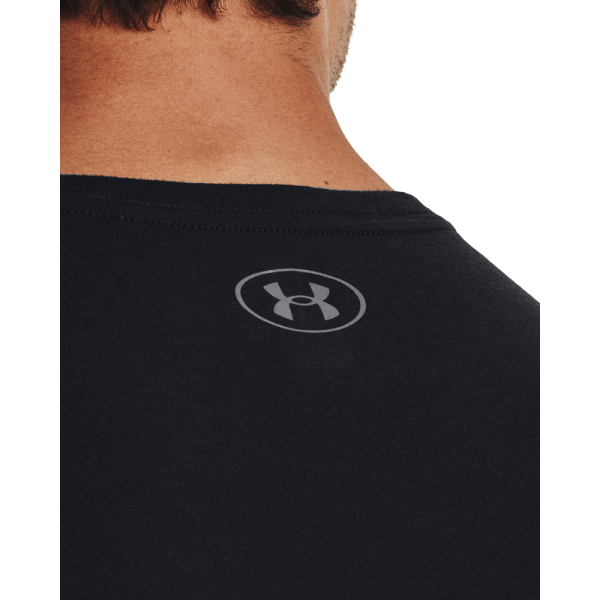 The Under Armour Big Logo Fill SS men's t-shirt is stylishly designed for men seeking comfort during sports activities and everyday wear. Made from soft, quick-drying material, it effectively wicks away sweat, helping you stay dry and fresh.