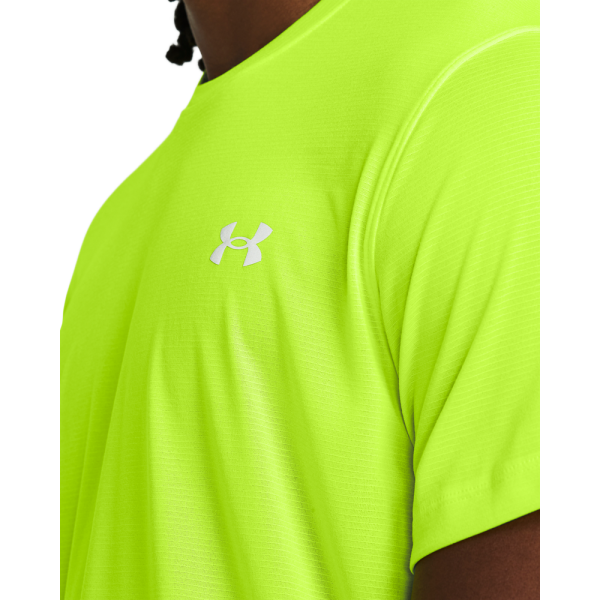 The Under Armour Launch Short Sleeve men's sports shirt is designed for active men seeking comfort and performance during running and other sports activities. Made from lightweight and quick-drying material.