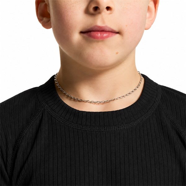Originalno otroško funkcionalno spodnje perilo CRAFT Baselayer Set 2 JR Black v črni barvi. Komplet vsebuje majico z dolgimi rokavi in dolge spodnje hlače. Mehka rebrasto pletena tkanina zagotavlja učinkovito odvajanje vlage in prijetno uravnavanje telesne temperature, ravni šivi Flatlock pa izboljšujejo udobje med gibanjem. Primeren za otroško smučanje, sankanje, pohodništvo, igre na snegu in druge zimske aktivnosti.