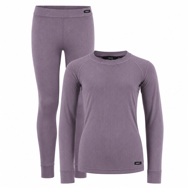 Originalno otroško funkcionalno spodnje perilo CRAFT Baselayer Set 2 JR Cadet. Komplet vsebuje majico z dolgimi rokavi in dolge spodnje hlače iz 100 % recikliranega poliestra. Mehka rebrasto pletena tkanina zagotavlja učinkovito odvajanje vlage in prijetno uravnavanje telesne temperature, ravni šivi Flatlock pa izboljšujejo udobje med gibanjem. Primeren za otroško smučanje, sankanje, pohodništvo, igre na snegu in druge zimske aktivnosti.