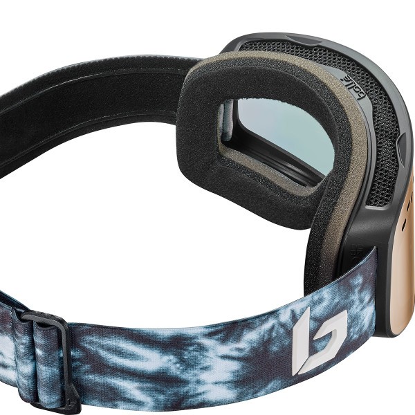 Bollé Nevada Black Tie Dye Matte – Phantom Fire Red (Photocromic) ski goggles combine a bold, fashionable look with top technical features suitable for demanding winter conditions.