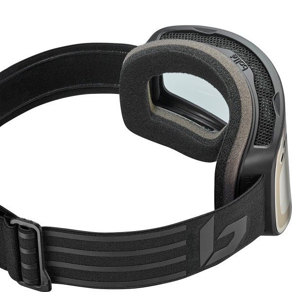 Smučarska očala Bollé Nevada Time Trial Matte – Phantom Photochromic združujejo sodoben dizajn z vrhunskimi tehnološkimi lastnostmi, ki zagotavljajo izjemno vidljivost in zaščito v različnih svetlobnih pogojih.