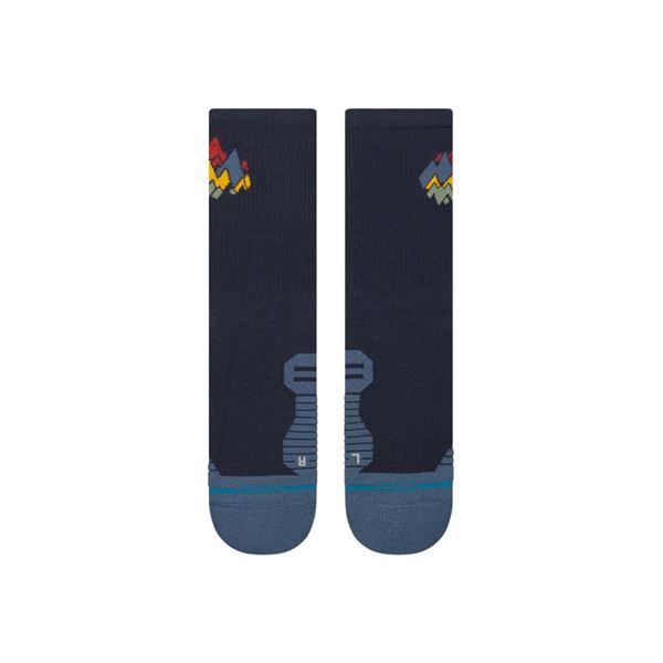 Stance Peaks Ribbed Light Crew nogavice v temno modri barvi (Navy) z rebrastim dizajnom, namenjene udobju in vsakodnevni športni uporabi.